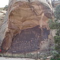 人們站在岩石壁畫前顯得相當渺小