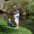 2008紐西蘭 - 晴空麗日..媽媽帶小娃兒出來晒太陽.