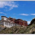 西藏中心-「拉薩」最大的柏油路 
遠山，座座海拔3700公尺，相當巍峨壯觀。