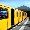 柏林的捷運(S-Bahn) 黃澄澄的車身進站了