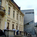 柏林市內的猶太博物館 自左側古典建築進入 再由地下通道進入右側的新式金屬建築
