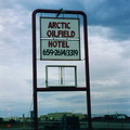  ( Arctic Oil Field Hotel的招牌 。)