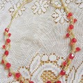 串珠作品之一：紅珠項鍊。
