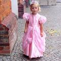 　　哇～好漂亮的洋娃娃喔！　　

　　這個打扮得像公主的小女生，是在德國某教堂邊偶然遇見的，那天巧遇一場德國傳統婚禮，馬上拉著老公下車去拍拍拍！

　　小女生ＯＳ：馬麻，發生什麼事？為什麼這個外國人要拍我的照片？