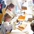 　　這是在荷蘭某大學的科學展拍到的，為了引發小孩子對科學的好奇心，主辦單位賣出一包包的「玩具」，讓他們坐在桌邊，還穿上白袍，更像科學家了，好逼真喔！