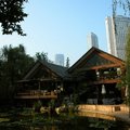 靜安公園荷花池畔有數棟美麗的木屋別墅，是間峇里島餐廳，多次票選為上海最羅曼蒂克的用餐地點。