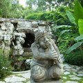 靜安公園內有眾多峇里島神像，為餐廳的佈景。