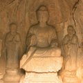 萬佛洞下的兩座洞窟因並排雕鑿且有共同前室得名雙窟。北洞中是三世佛造像，主尊為釋迦牟尼，南北兩側是二弟子、二菩薩以及過去佛和未來佛。三世佛的造像題材表現了佛教世界裡的過去、現在和未來。主佛頭髮雕刻細緻，左弟子迦葉雕工上乘，臉上皺紋頸紋清晰可見。