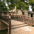 建於唐代景雲年間的鴻福橋（俗稱紅木橋）近年來重修，再現了唐朝古橋的風采。