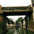 建於明永樂七年，清雍正七年重修，長18.5m，寬近3m，高3.7m，又稱牌坊橋，因古時在西橋頭有座牌樓而得名。