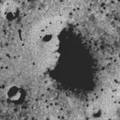 這是美國太空船「維京號」一九七六年傳回地球的火星照片，有人說在照片中看到人臉。美國太空總署當時發布新聞說，照片中那個結構「很像一個人頭」。現在美國太空總署科學家已經提出正確的研判，認為這是太陽照射角度、火星地表結構及陰影引起的視覺幻象，令人以為那是一張臉，有眼睛、鼻子和嘴巴。