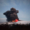 艾雅法拉火山口喷出岩浆