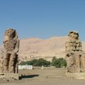 這張相片是在埃及人面獅身像附近拍的，這兩個神像是埃及古代的時鐘。