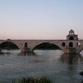 黃昏時河邊聖貝納茲(St.Bezenet)橋的倩影