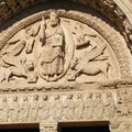 Arles市區內聖扥羅菲姆教堂教堂大門上，刻畫著環繞耶穌的四福音代表象徵:人形的聖馬太、老鷹的聖約翰、獅子的聖馬可與公牛的聖路加