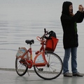 在湖邊一個人騎著腳踏車也是自由自在