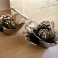 桌邊的陶磁鍍金屬面手工銀面花朵擺設