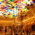進到百樂吉飯店大廳，將看到吊燈，這是世界最大的玻璃作品(已登錄金氏世界紀錄)，是名家Dale Chihuly以2,000個彩虹似的玻璃花拼成，價值一千九百萬美元，它的大廳曾選為1999年最棒的飯店大廳，整個飯店也以花草為主題。