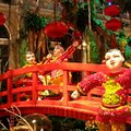 百樂吉園圃裡佈置的中國春節人偶，大概是五路財神或散財童子之類的人物，十分討喜。手上拿的燈籠，燈光隨電腦自動控制。有的手裡拿著水柱或水作的燈籠，隨電腦操縱來回穿梭。