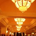 蒙第卡羅賭場酒店的大廳步道。本酒店將歐洲王室豪華風格移到拉斯維加斯原景重現，包含水晶吊燈、大理石地板、瓦斯燈步道，氣勢磅勃。