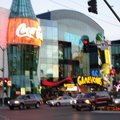 位在拉斯維加斯大道(Las Vegas Blvd.)上的可口可樂展覽館。當地人俗稱大道叫長街(The Strip)，貫穿整個賭城市中心，是賭城的精華區，也是新城區的主要幹道。老城區則是更北邊的佛瑞夢街(Fremont St.)。