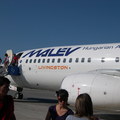 1搭匈牙利航空的飛機抵達Santorini海邊機場,好像台灣鄉野的國小操場