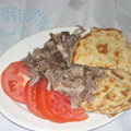 希臘小島典型的快餐,烤雞肉配蕃茄洋蔥和Pita烤餅,愈晚生意愈好