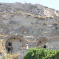 早期的石穴屋,依山而建;但毀於地震,保留遺跡至今