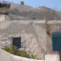早期的石穴屋,依山而建;但毀於地震2