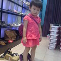 穿高跟鞋的小女孩(自己搭配紫色皮包紫色高跟鞋哦)!