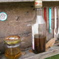 老瓶老罐，內有蜈蚣