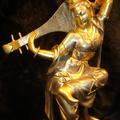 在北京秀水街看到的鎏金天女雕像：倒彈琵琶-1