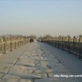 北京蘆溝橋（中間那段纔是兩百年古橋，七七事變時被炸壞後重建）