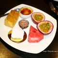 2011年8月寒舍艾美酒店下午茶-11（一盤七種好吃的甜點和水果）