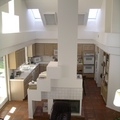 從樓梯上看廚房和起居室。我超討厭那個壁爐設計在房子正中間！