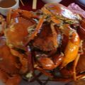 一人一隻大螃蟹，肉肥味美，可惜缺乏工具，我吃得好辛苦。