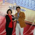 季季老師頒獎給郭漢辰長篇小說評審獎
