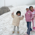 這是小恩(左)第一次看到雪
