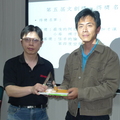 文創理事長許榮哲(左)頒獎文創給給首獎周加才讓(右)
