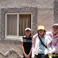 嗯~這就是我家的三姊妹啦!
 背後的房子,是我們在看到石滬的地方,附近的度假村.外觀佈置的很漂亮,裡面的設備也不錯...
