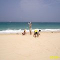 這裡是吉貝的沙灘... ...忘記叫什麼名字了!
原先聽人家說,這裡的沙是星沙,經過我們的實地走訪後,證實...它是貝殼沙!
潔白的沙灘和蔚藍的海洋... ...很漂亮!^.^