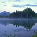 加拿大的第一個國家公園。創立於1885年，內有有著名的露易絲湖、夢蓮湖、冰河大道等，佔地6641平方公里