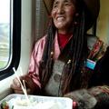 青藏鐵路車廂一景：便當夠大？