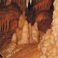 石灰岩是由無數的海洋生物遺留物的化石所形成， 懷多摩螢火蟲洞3千萬年前是在深海底下, 這2千4百萬年來, 螢火蟲洞是經過無數次的地質變化而成。
