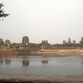 古高棉王朝全盛時期之吳哥窟，淹沒於叢林中，佔地近200平方公里，總建築群二十四公里長，寬八公里，是不朽之宗教建築，值得一遊。

