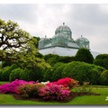 利奧波德二世還於 1873 年建造了溫室花園 .

該花園為典型的 19 世紀建築風格 , 巧妙運用金屬和玻璃 , 

溫室花園收集各種奇花異草 .

皇家溫室花園每年4月底和5月初對外開放 約15天左右 .
