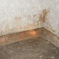 架高地板被白蟻侵蝕損壞，拆除後露出的白蟻路徑
