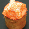 「風乾牛肝菌洋蔥塔」，看起來像個蚌貝薄片，把洋蔥湯濃縮成如一塊厚布。