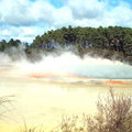 Wai-O-Tapu 煙霧瀰漫，羅托魯阿的五彩繽紛的熱池，富含礦物質，是威歐貼普最大的天然泉。