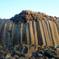 西嶼池西岩瀑的柱狀玄武岩形狀詭異，有直立、彎曲、橫臥、輻射等，顏色則呈現灰黑至褐黃色